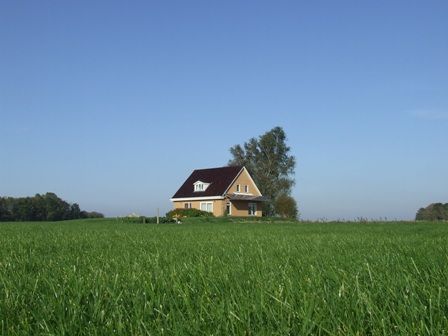 huis gezien in de verte